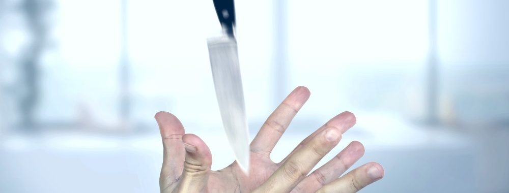 N’attrapez jamais un couteau qui tombe?!