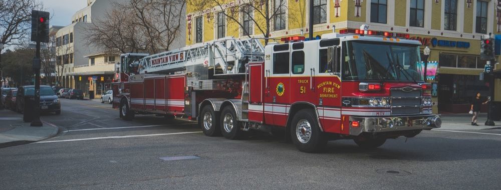Même les camions de pompiers ralentissent aux intersections