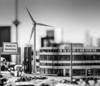 En tout ce qui commence un génie est enclos