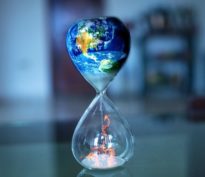 Le temps passe et le maître des horloges lasse