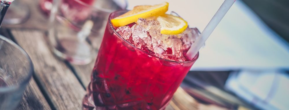 Le verre à moitié vide a été transvasé dans le verre à moitié plein ce qui fait que le verre à moitié plein, est complètement plein