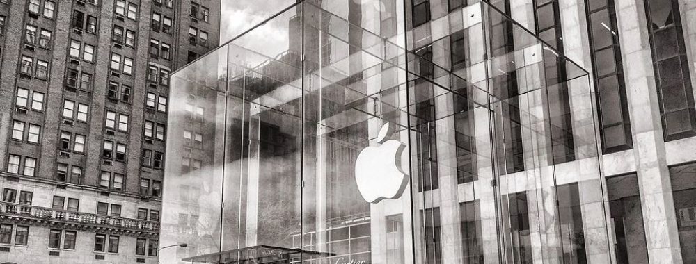 Tu prends ta tente, tu vas devant l’Apple Store et t’attends l’iPhone 12 – ah oui, avant tu achètes des actions Apple