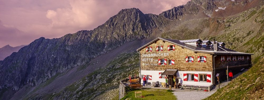 On n’est pas encore sortis de l’Auberge qui est au fond des bois (et en plus il fait nuit)