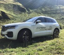 Les chiens aboient, la Touareg passe…