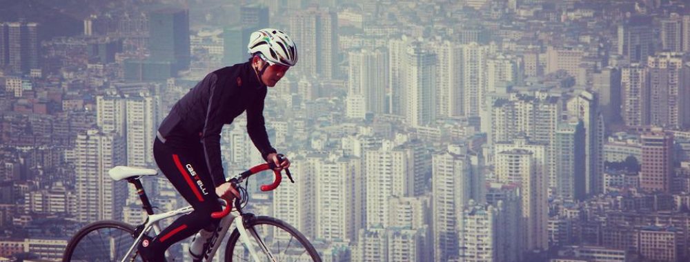 Moins tu montes fort, plus tu ne ralentis pas assez vite