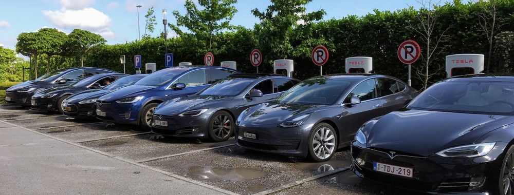 Tesla : Entre Casino Royale et Mourir peut attendre